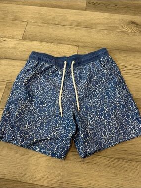 Amazon Essentials Men's Blue
Printed Quick-Dry Swim Trunks. Size M